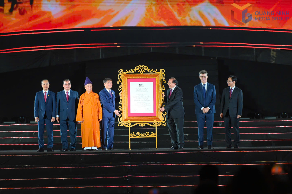 2451375_wtm_91c515bf9cc4167d2c14a6a49dc6d3b0